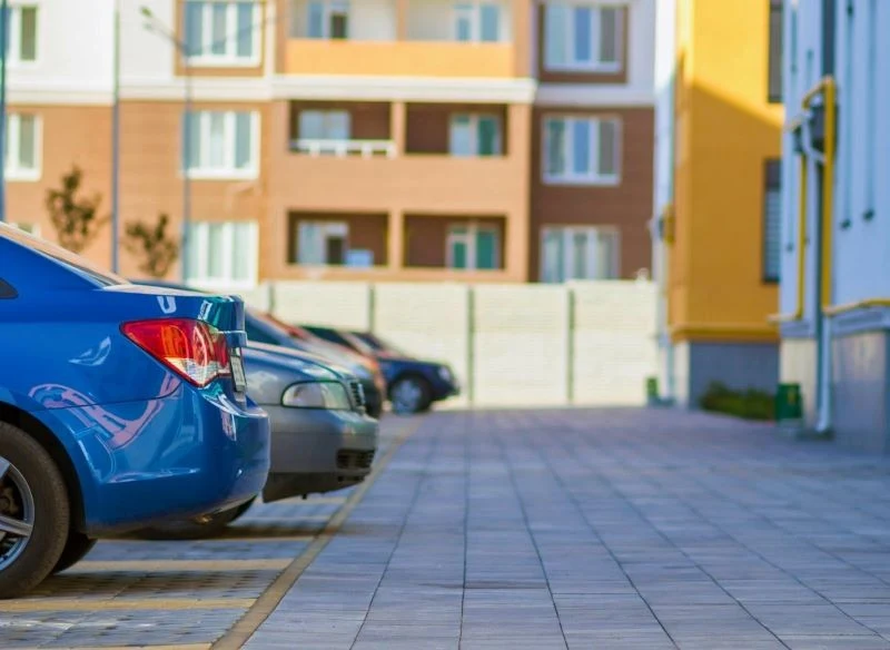 W planowaniu miejsc postojowych ważne są ich wymiary oraz położenie – odległość od okien to jedno z kluczowych wytycznych