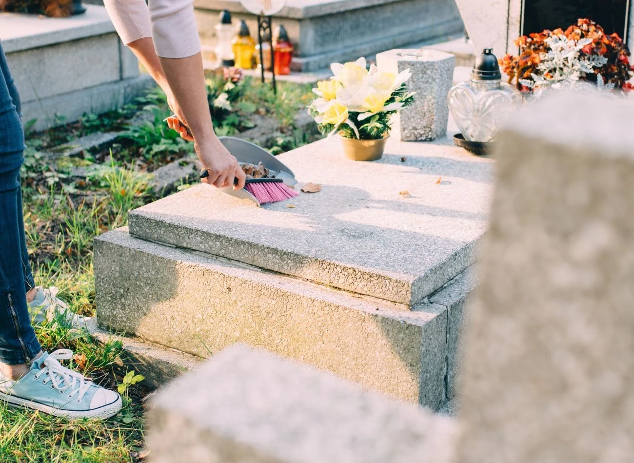 Wyczyścić nagrobek z lastryko możemy przy pomocy płynu do czyszczenia samochodów