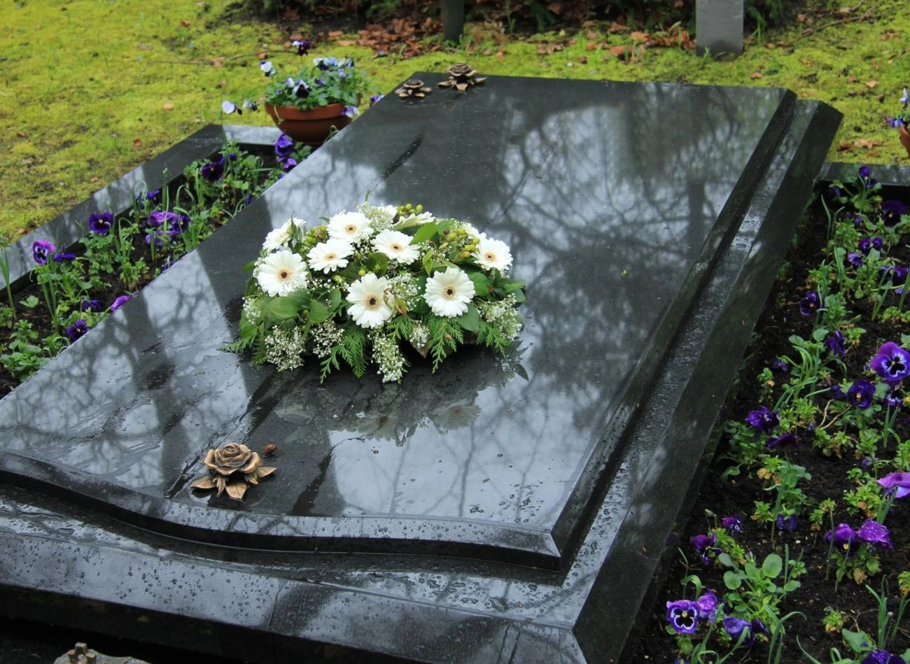 Nagrobek z granitu możemy wyczyścić przy pomocy wody destylowanej lub wody z octem