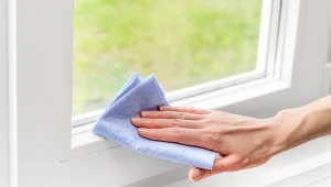 Mycie okien nie ogranicza się jedynie do umycia szyb, ale również ram okiennych i zakamarków.