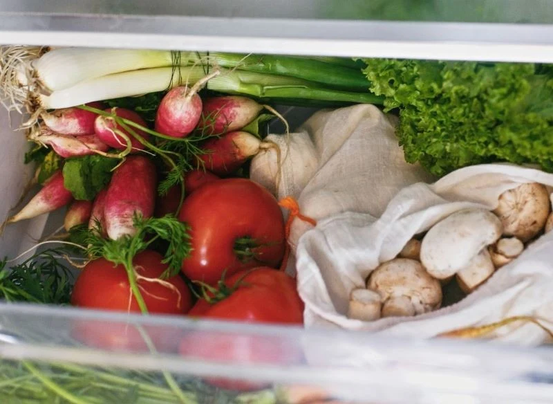 Niektóre z warzyw nadają się wyłącznie do przechowywania w lodówce lub w zamrażalniku, jeśli chcemy korzystać z nich dłużej