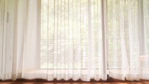 Po pewnym czasie firanki zaczynają szarzeć i przybierać żółtawy odcień. Sprawdź, co zrobić, aby przywrócić im dawną biel.