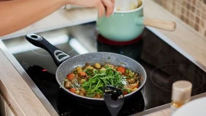 Jak zmniejszyć pobór prądu w kuchence indukcyjnej?