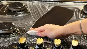 Domowe mleczko do czyszczenia zrobisz z kilku składników, które masz w domu. Jest tanie, dobrze zmywa zabrudzenia i, co najważniejsze, nie ma drażniącego zapachu octu.