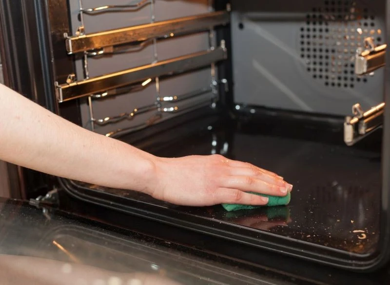 Mycie piekarnika mleczkiem domowej roboty zapewnia czystość bez smug, składniki tego środka skutecznie usuwają przyklejony brud