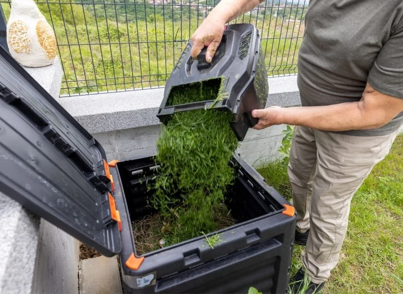 Aby przyspieszyć kompostowanie, warto dodać materiały zielone, które są bogate w azot