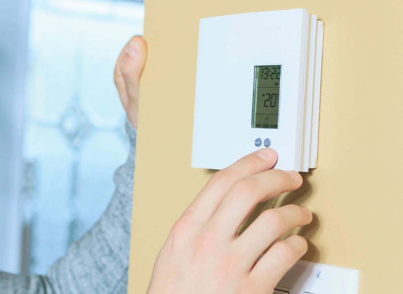 Ustawienie odpowiedniej temperatury na termostacie pozwoli kontrolować rachunki za ogrzewanie