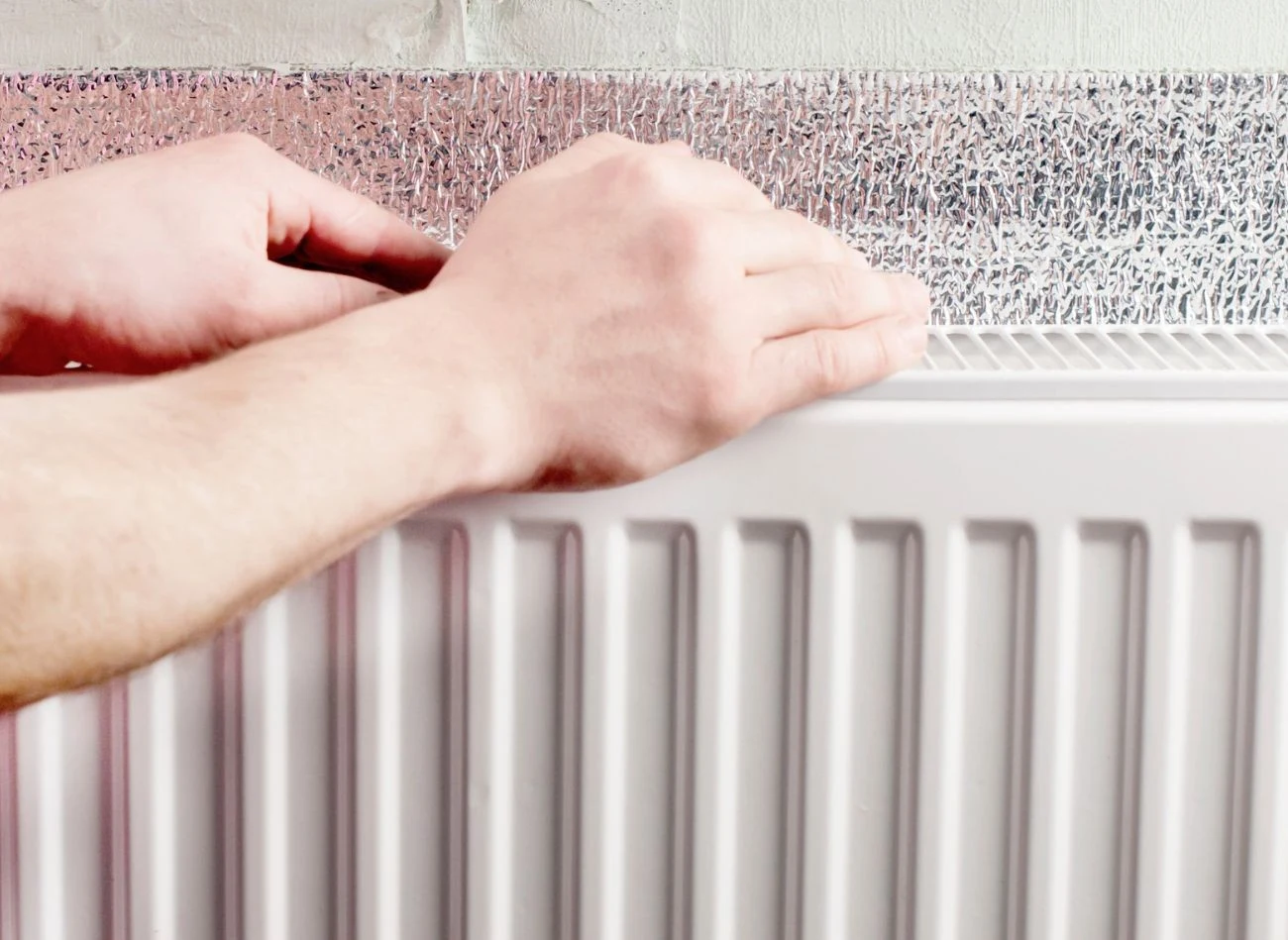 Założenie aluminiowej maty za kaloryferem pozwala sporo zaoszczędzić