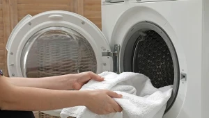 Ręczniki po praniu stały się szorstkie? Sprawdź, jak przywrócić im dawną puszystość.