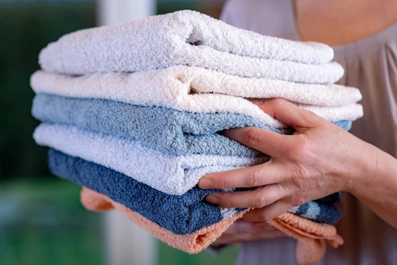 Aby ręczniki były miękkie i puszyste, zaleca się ich pranie w temperaturze 40 lub 60 st