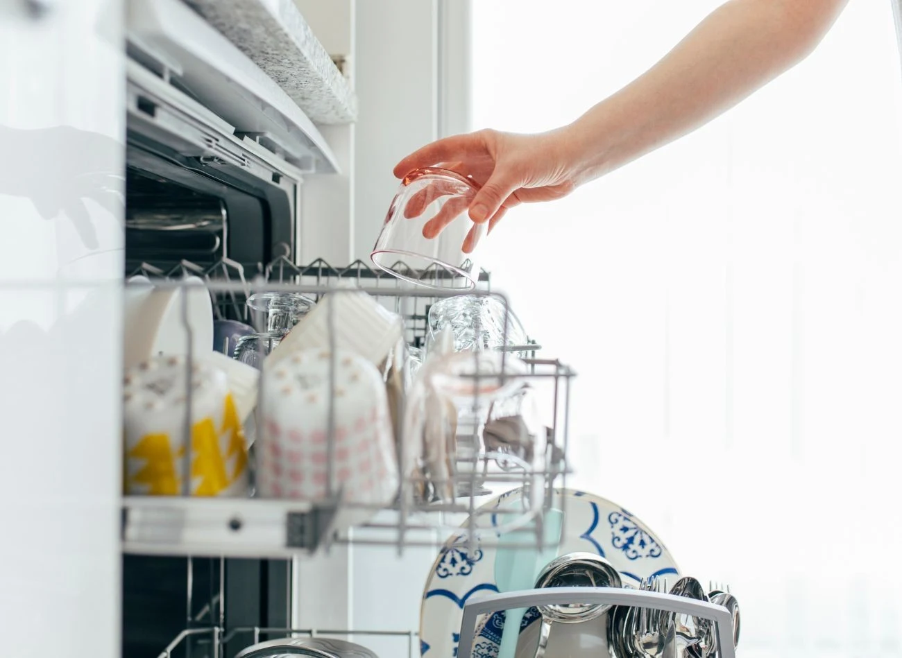 Zamiast chemicznych detergentów, można użyć proszku do zmywarki własnej roboty