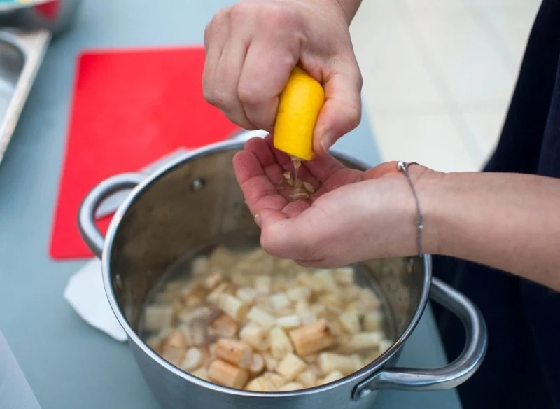 Skorzonerę warto obrać i włożyć do wody z dodatkiem octu lub soku z cytryny, żeby nie ciemniała