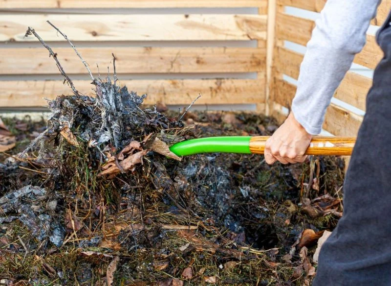 Obracanie kompostu to warunek konieczny dla utrzymania odpowiednich warunków tlenowych w procesach rozkładu