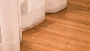 Domowe sposoby na wybrzuszone panele mogą cię zaskoczyć, ale na niewielkie uszkodzenia działają. Niepotrzebna będzie wymiana podłogi.