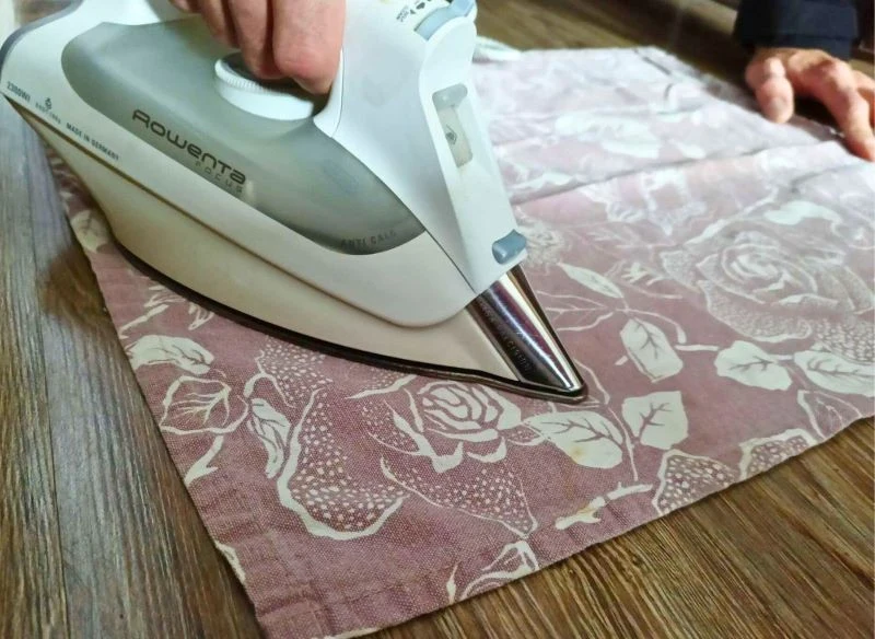 Ściereczka bawełniana zapewni odpowiedni dystans i ochronę powierzchni paneli przed ciepłem, które delikatnie rozchodząc się po wybrzuszeniu, pozwo...