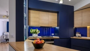 Ponadczasowy minimalizm nadal króluje w kuchni - tym razem jednak przybiera bardziej wyraziste barwy.