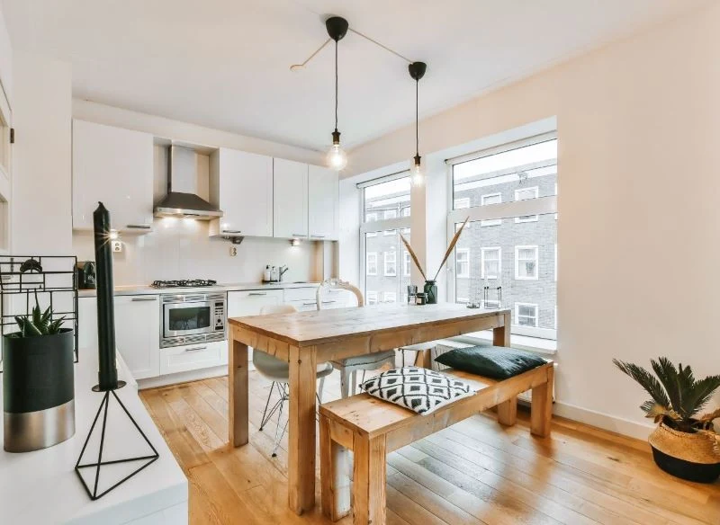 Monochromatyczne wnętrza w bieli rozświetlają mieszkanie, szczególnie wtedy, gdy kuchnia jest otwarta na jadalnie i salon