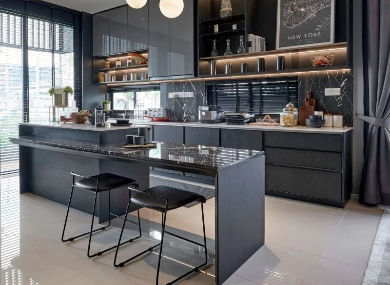 Ciemne kuchnie, w którym jedynym przełamaniem jest jasna podłoga i połysk na blatach to również niesłabnący trend nadchodzącego roku