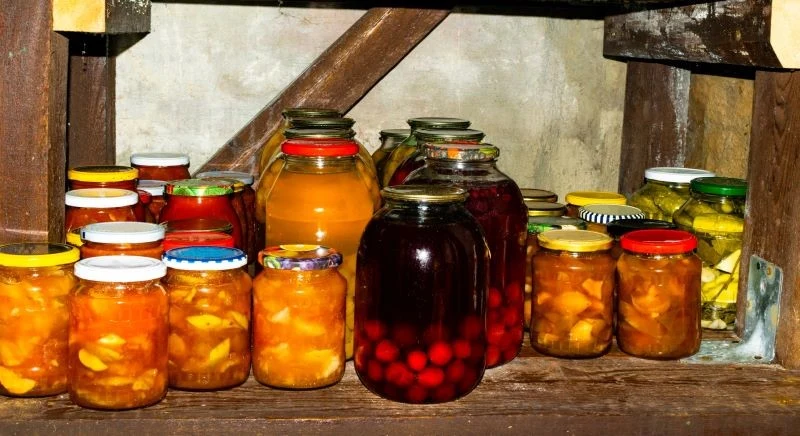 Jeśli w piwnicy mamy okienko, warto je regularnie uchylać, aby pozbyć się wilgoci