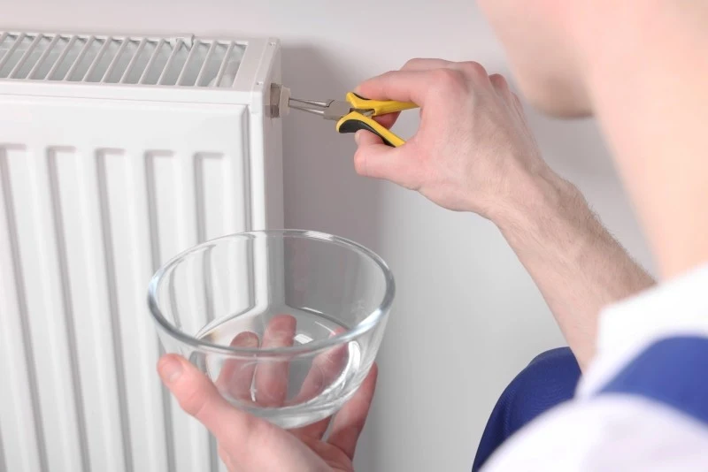 Jeśli twój kaloryfer nie grzeje wcale lub grzeje nierównomiernie, możliwą przyczyną może być jego zapowietrzenie