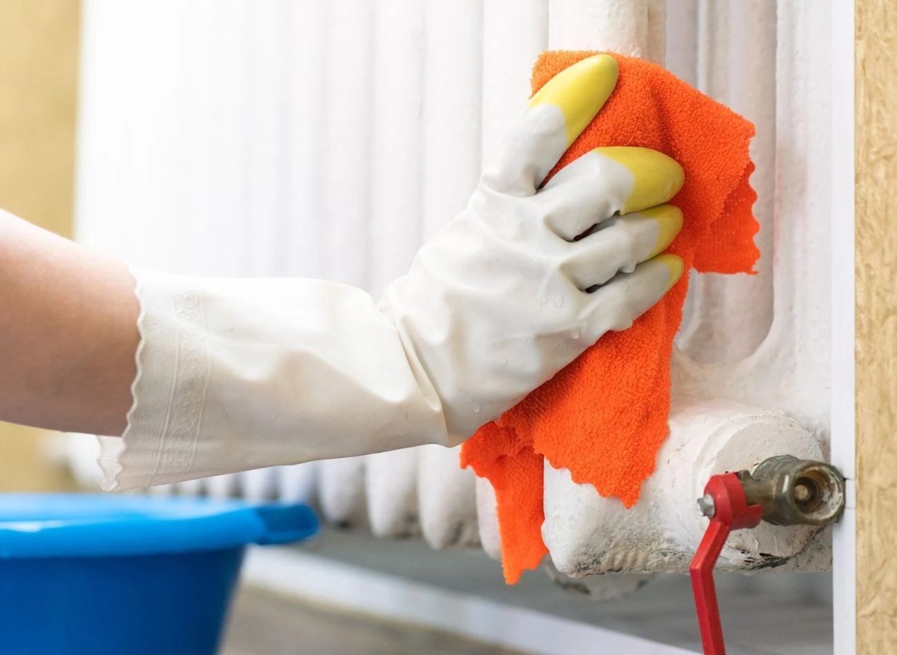 Czyszczenie kaloryferów żeberkowych jest najprostsze - bez problemu można pozbyć się wszelkich zabrudzeń i kurzu