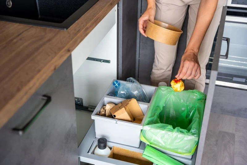 Prawidłowe gospodarowanie odpadami to ważny element ekologicznej postawy - dzięki korzystaniu z kilku różnych pojemników możesz też zadbać o większ...