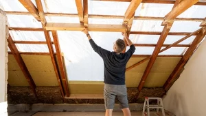 Gdy zbliża się zima, zastanawiamy się nad inwestycjami poprawiającymi komfort życia w domu. Ile kosztuje ocieplenie poddasza i jakie są zalety takiego rozwiązania?