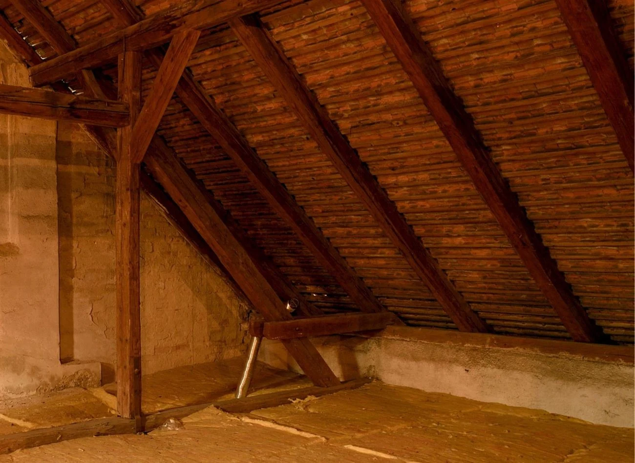 Poprawa parametrów izolacyjnych przed zimą pozwala wyraźnie obniżyć koszty ogrzewania, a co za tym idzie utrzymania nieruchomości