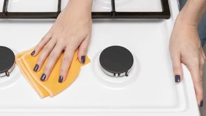 Czym wyczyścić palniki kuchenki gazowej? Poznaj genialny patent, który rozprawi się nawet z najbardziej uporczywymi zabrudzeniami.