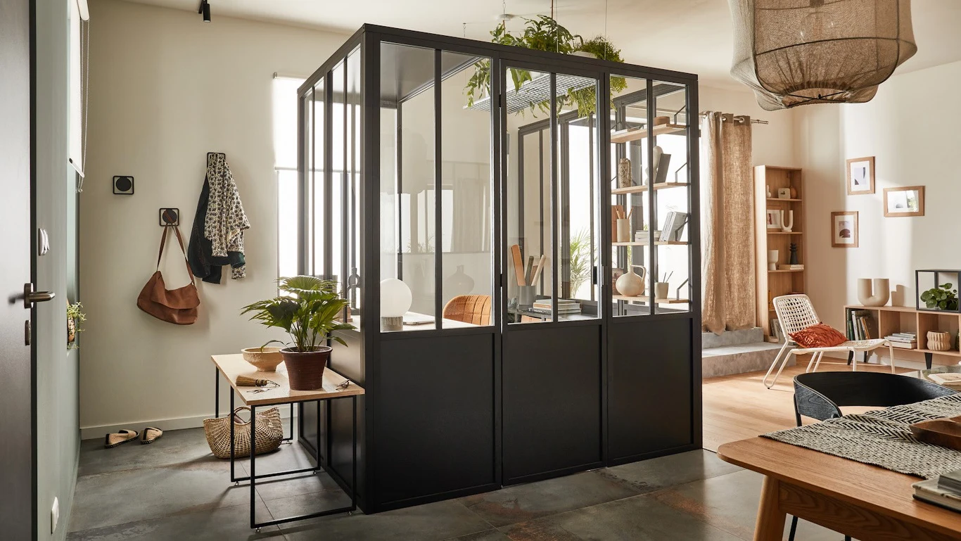 W salonie czy sypialni warto wybrać farby matowe, które mają szeroką gamę kolorystyczną i nie odbijają światła