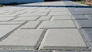 Sprawdź, jak samodzielnie ułożyć kostkę brukową krok po kroku.