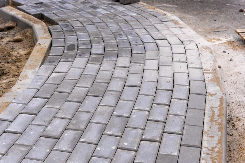 Przed ułożeniem kostki brukowej trzeba odpowiednio przygotować teren