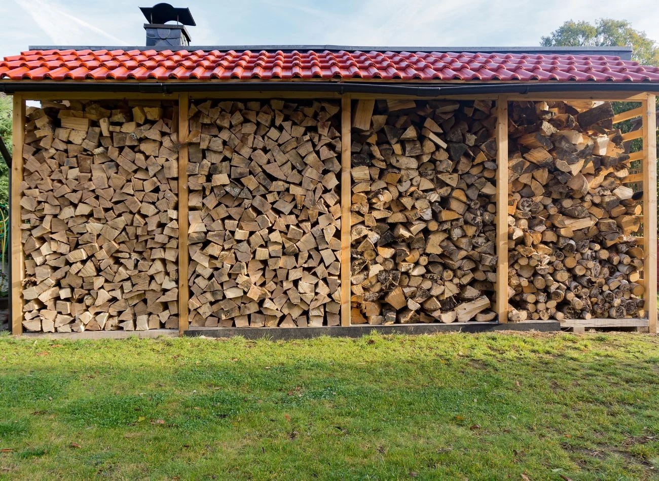 Warto zrobić zapas drewna opałowego, nim rozpocznie się sezon grzewczy
