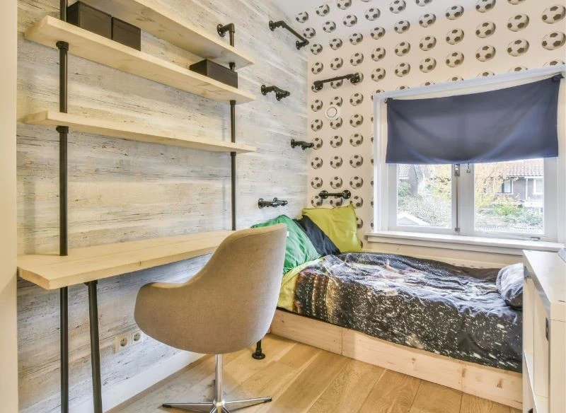 Dla starszego dziecka praktyczne będzie większe biurko z dużą liczbą szuflad lub półek