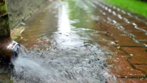 Trwają kontrole legalności wody deszczowej na posesjach./123.RF.com