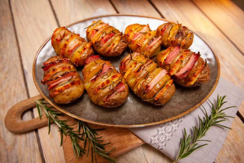 Ziemniaki zapiekane z oscypkiem i szynką - przepis Ewy Wachowicz