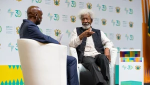 Wole Soyinka (z prawej)