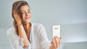 Mała zmiana w domu, która od razu odmładza skórę. Proste i skuteczne