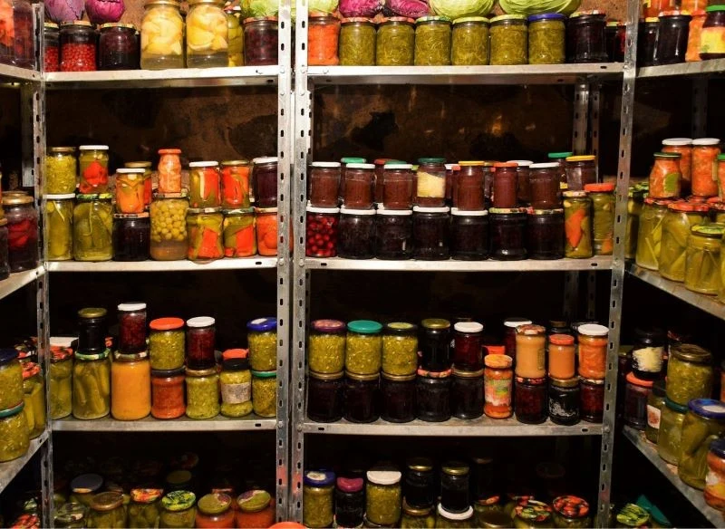Na regały do piwnic trafiają przetwory przygotowane na zimę: marynowane warzywa, kiszonki, konfitury z ogródkowych owoców