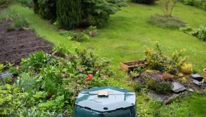 Niektóre gminy, oprócz ulgi w opłatach za kompostowanie odpadów w ogrodzie, wydają również darmowe kompostowniki./123F.com