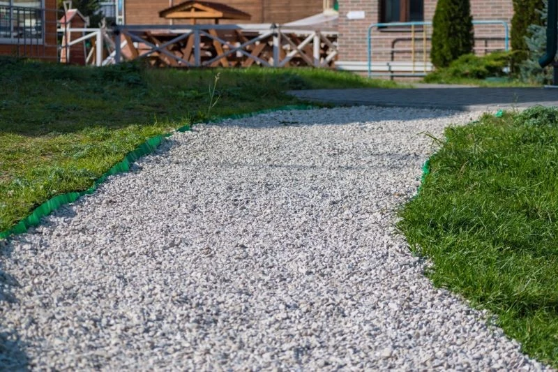 Co wysypać na podjazd do domu lub garażu