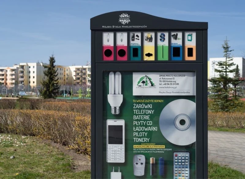 W wielu miastach w Polsce dostępne są stacje minielektroodpadów – można wyrzucać tam wiele produktów niebezpiecznych dla środowiska
