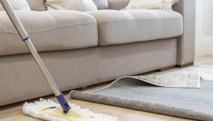 Czym myć panele, żeby nie było smug? Weź z kuchni kilka składników i przygotuj mieszankę.