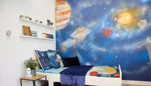 Jak powinien wyglądać pokój dziecka? Najlepiej, by nawiązywał do wielu pasji jednocześnie, a przy tym pozostawiał przestrzeń do poznawania się dalej./deccoria.pl