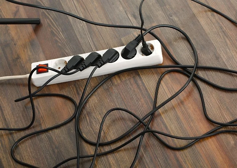 Nawyk zostawiania podpiętych ładowarek do kontaktu sprawia, że rachunki rosną, nieznacznie, ale zawsze