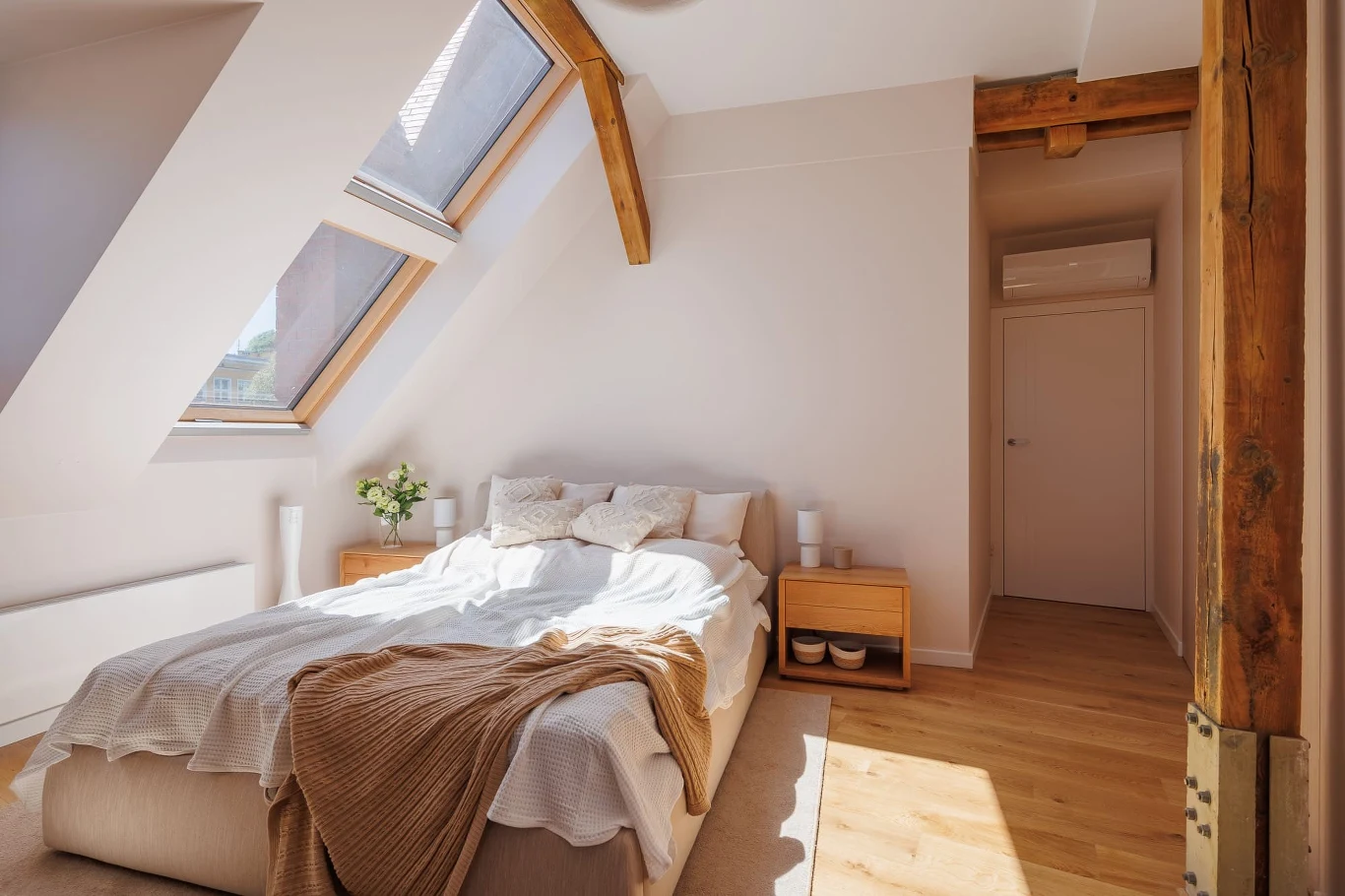 Malowanie ścian i sufitów na jasne kolory, takie jak biel, jasny szary czy pastelowe odcienie, pomoże odbijać światło i rozjaśni wnętrze