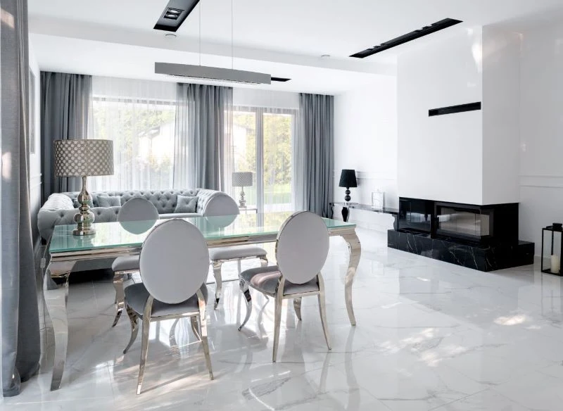 Lustrzane powierzchnie, błyszczący gres, szare i białe obicia oraz zdobiące pikowania będą pięknym tłem dla kuchni, a której dominować będzie czerń...