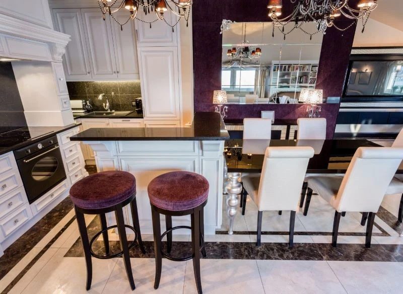 Błyszczące żyrandole stworzą harmonijny obraz z rzeźbionymi, malowanymi nogami stołów, szkłem na ścianach i między szafkami, a ich blask odbijać bę...