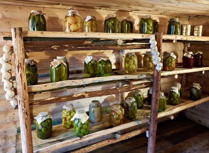 W ziemiance ogrodowej muszą znaleźć się półki na przechowywanie żywności