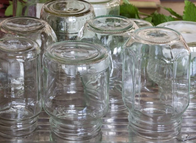 Czyste słoiki bez starych etykiet warto wykorzystywać ponownie, przetwory zachowają w nich świeżość i walory smakowe na dłużej
